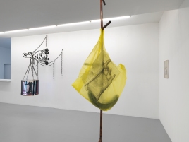 Céline Vaché-Olivieri, « Structure portante avec sac », 2016 Transfert sur sac plastique, objet en grès émaillé, cuivre. 42 x 97 cm